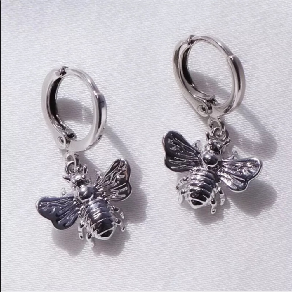 New Women’s 925 Silver Beautiful Bee Earrings